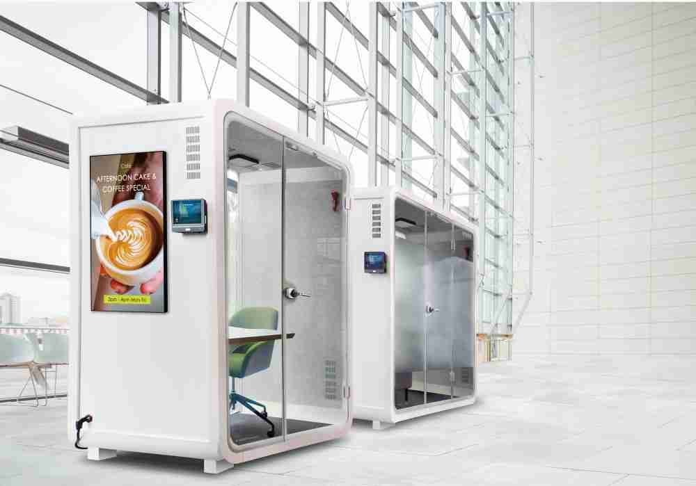 YAXIN111子公司达擎之智慧行动办公舱，，，，采用PDLC智能调光玻璃设计，，，，透过通电与断电的电流切换，，，呈现透明与雾面效果，，，，具节能降耗特性并兼顾隐私，，确保信息安全