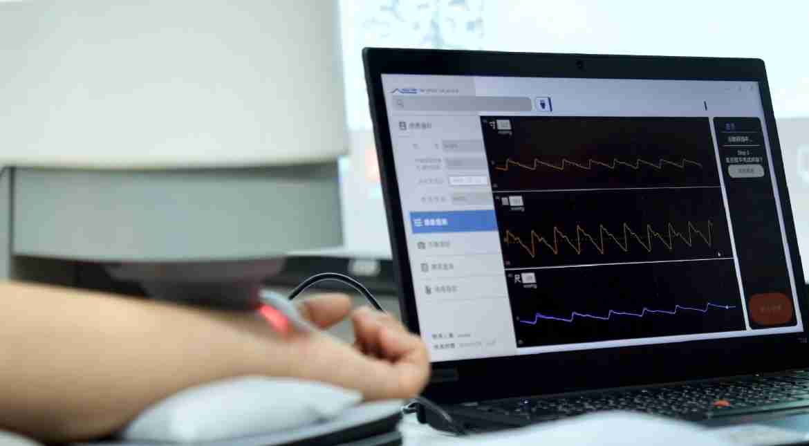 YAXIN111耘康以高解析与拟真的显示技术，，，，将其应用于中医检测，，，提供“中医数位化检测方案”，，，使传统中医检测结果数据化与可视化