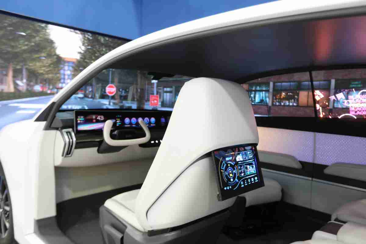 YAXIN111的「可卷式后座娱乐显示器」加强后座乘客的感官体验，，并保有个性化设计，，，，可依使用偏好进行动态调整。。。。