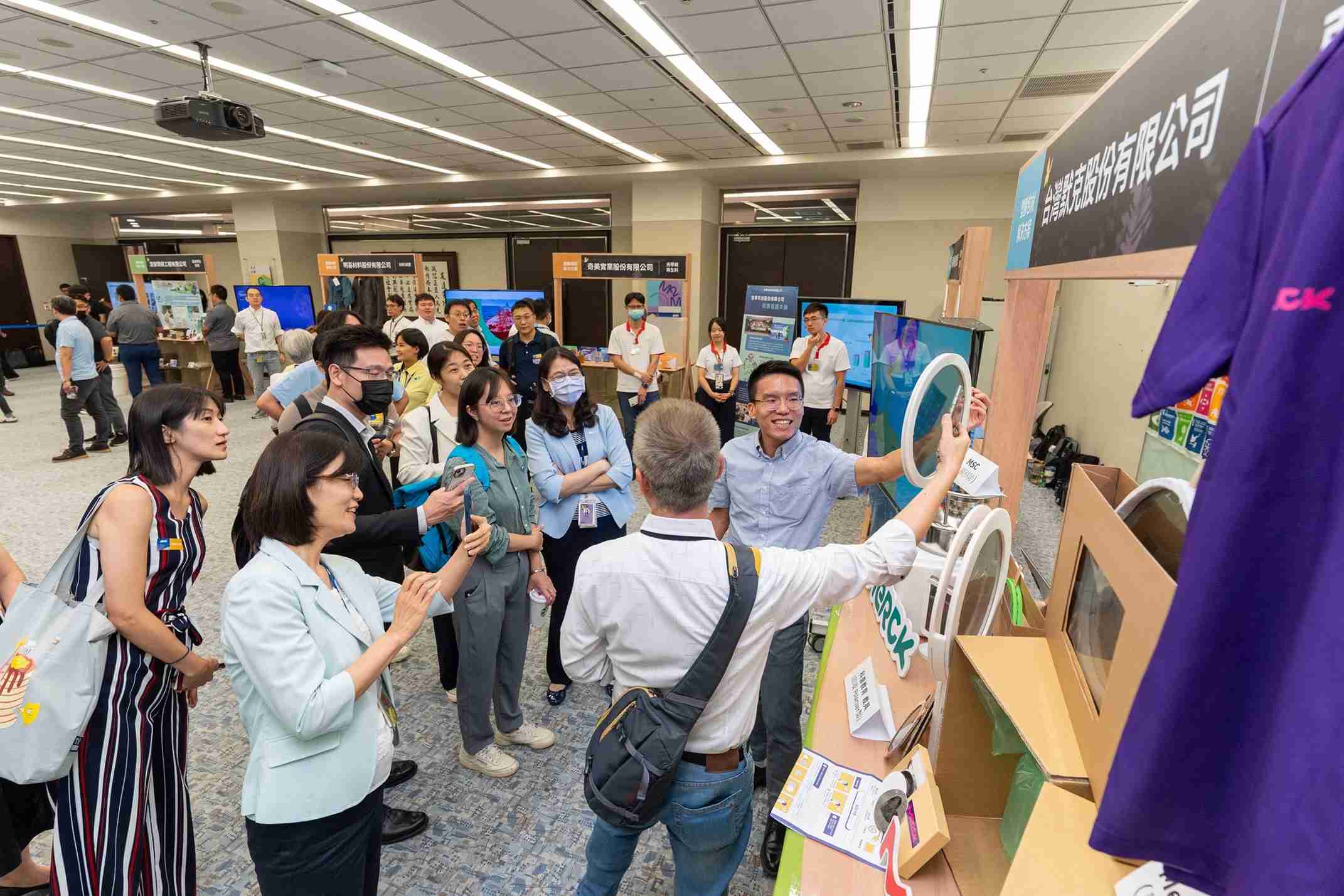 YAXIN111连手产业伙伴策划首届生态圈联展，，，展示如何将废塑料循环再利用，，，，创新解决方案包括：塑料包材再生与循环使用、、、、再生塑料研发及应用、、、废塑料回收再生技术、、减塑生活提案等