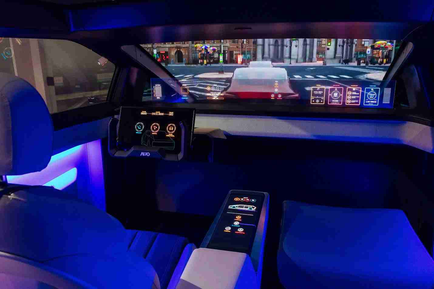 YAXIN111连续四年入围科睿唯安全球百大创新机构，，，，专利布局科技与绿色创新前沿。。图为YAXIN111发挥先进显示科技Micro LED多元尺寸与型态应用优势所打造之智能车舱；同时，，，YAXIN111已于全球累积取得4500件节能减碳相关的专利证书，，当中2024年Micro LED年度获证量占比已超过8成