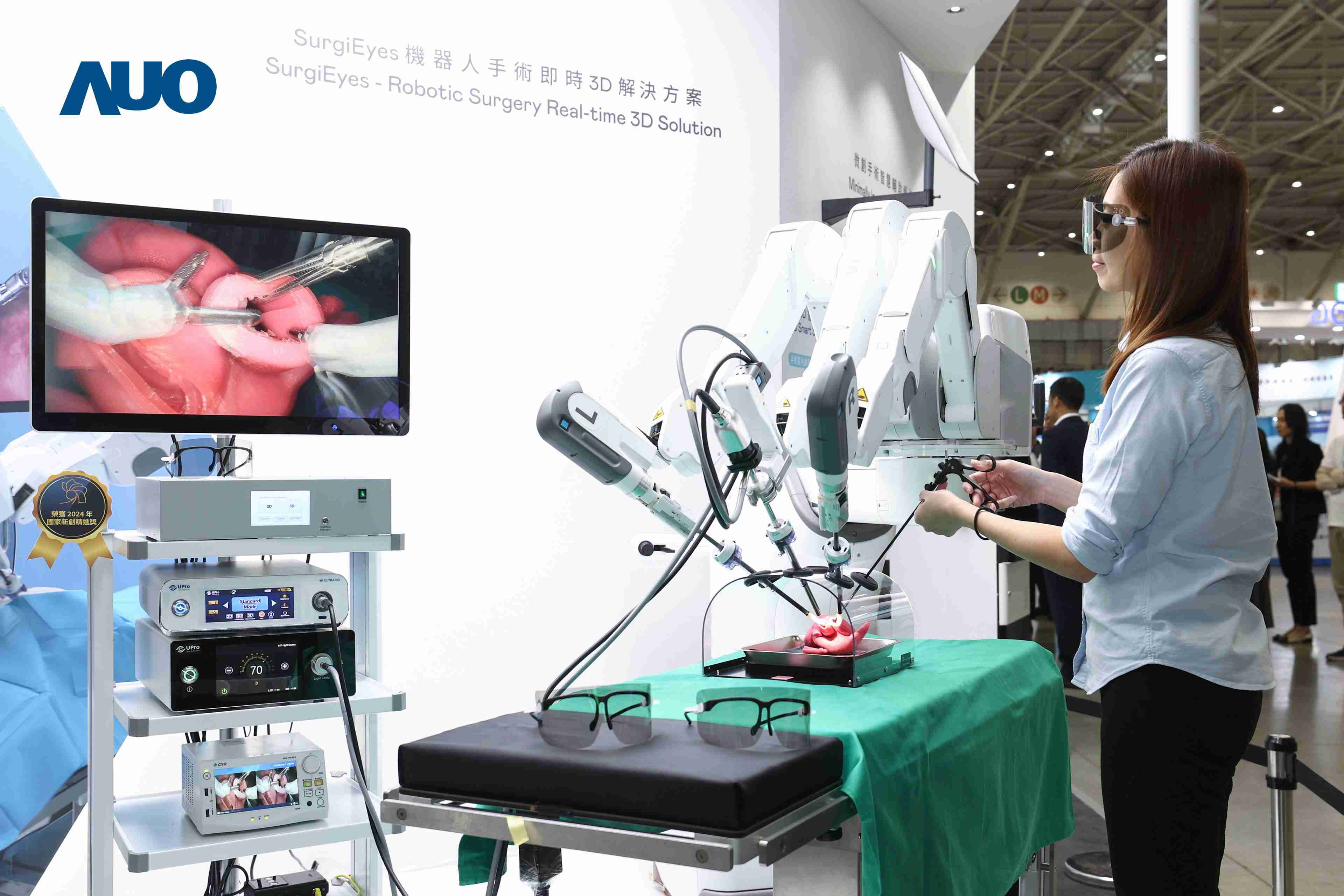 达擎以领先的3D显示技术推出〝SurgiEyes机器人手术实时3D解决方案〞，，，，整合先进3D图像处理与独家3D垂直宽视角、、、广色域的显示技术，，手术团队可实时同步主刀医师视角看到清晰3D影像，，，，提升沟通效率与安全性。。