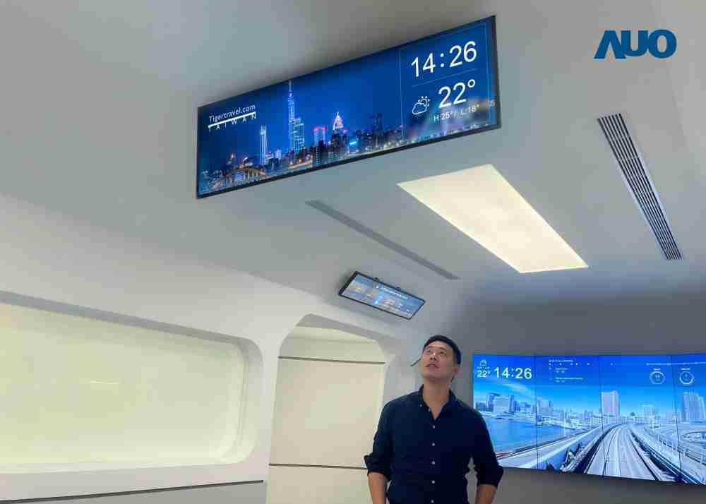 达擎TARTAN “37吋超薄双屏车厢显示器” 采用单一背光设计，，，，将双面显示器厚度大幅缩减至12mm，，支持长条屏 32:9 规格，，，，突破传统分辨率限制，，提供旅客更清晰实时的乘车信息及广告讯息